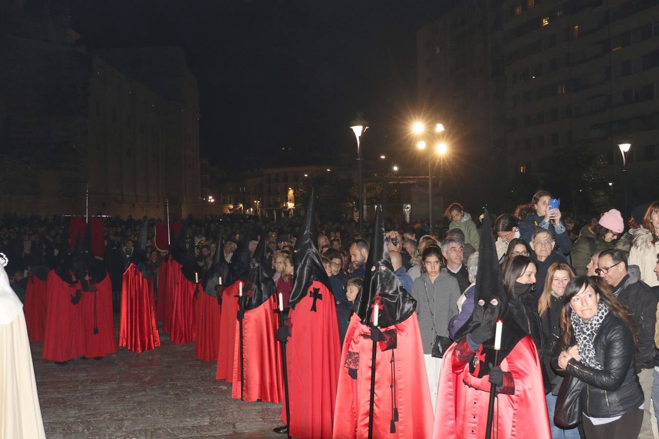El recorrido nocturno de la Cofradía de la Preciosísima Sangre resultó hipnótico por lo agradable de la noche y las luces que iluminaban la Catedral y la iglesia de la Antigua 