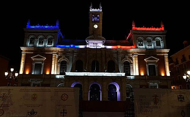 El Ayuntamiento de Valladolid iluminado con los colores de la bandera Francesa.