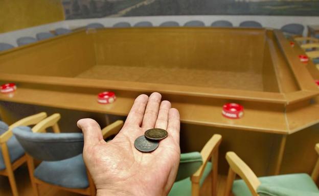 Monedas que se usan en el juego de las chapas. 