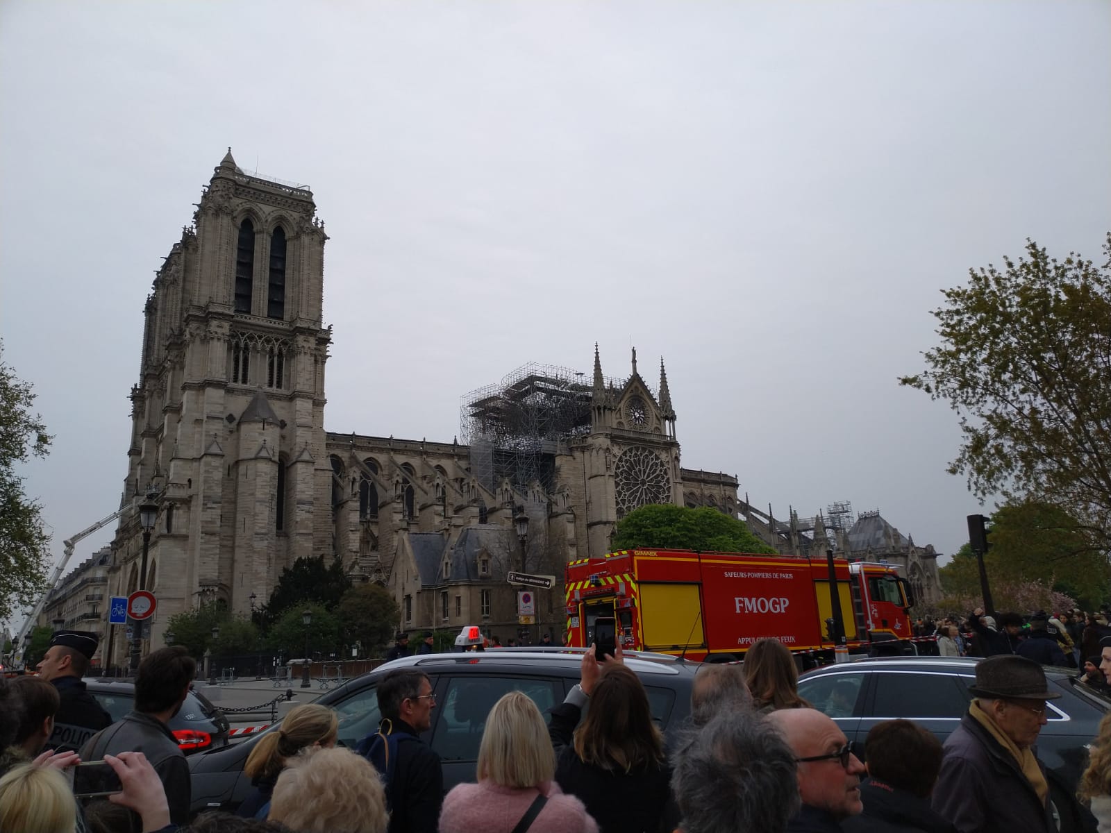 16 de abril de 2019, 14 horas después del incendio.