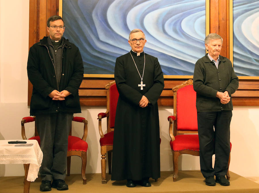 Fotos: La lluvia obliga a celebrar el Via Crucis de Los Carmelitas en la iglesia