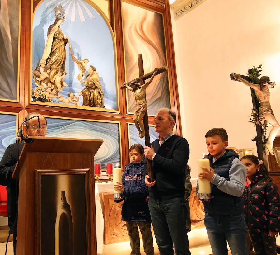 Fotos: La lluvia obliga a celebrar el Via Crucis de Los Carmelitas en la iglesia
