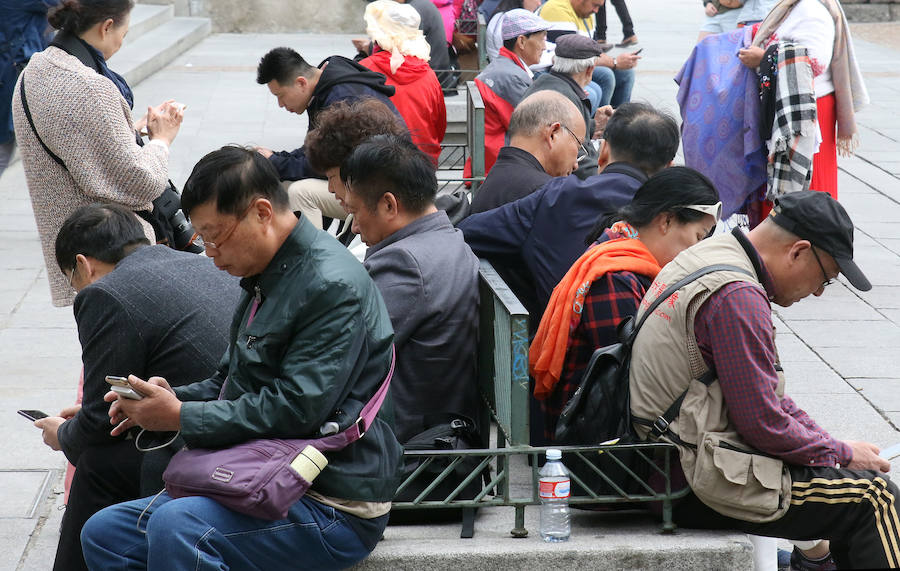 Fotos: Los turistas llenan el centro de Segovia el Miércoles Santo