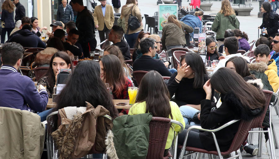 Fotos: Los turistas llenan el centro de Segovia el Miércoles Santo