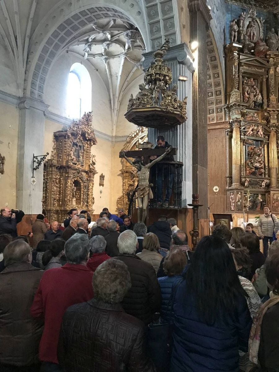 Una tradición que se remonta al año 1882 y que consiste en mojar con vino rancio las llagas y heridas de las tallas | Una vez realizado el ritual los asistentes al acto beben este vino que según las cofradías organizadoras «da salud y mejora la calidad de vida»