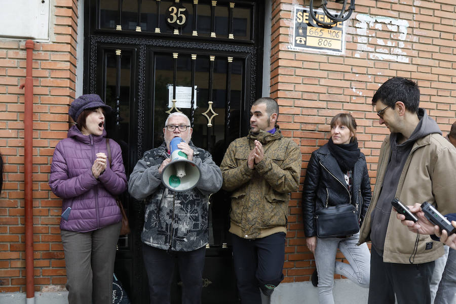 Fotos: Un matrimonio con dos bebés es desahuciado en Palencia