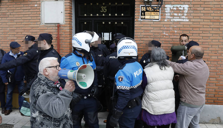 Fotos: Un matrimonio con dos bebés es desahuciado en Palencia