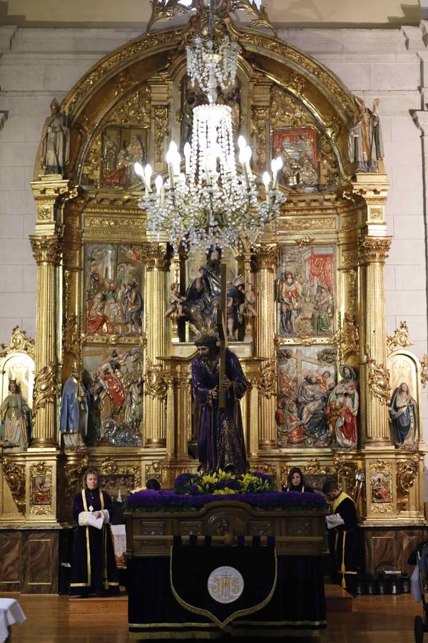 Las cofradías de La Pasión, con La Soledad, y la de Jesús Nazareno, realizaron un solemne desfile hasta la Plaza de España donde se vivió el cruce de miradas entre la Virgen y su hijo con la cruz a cuestas