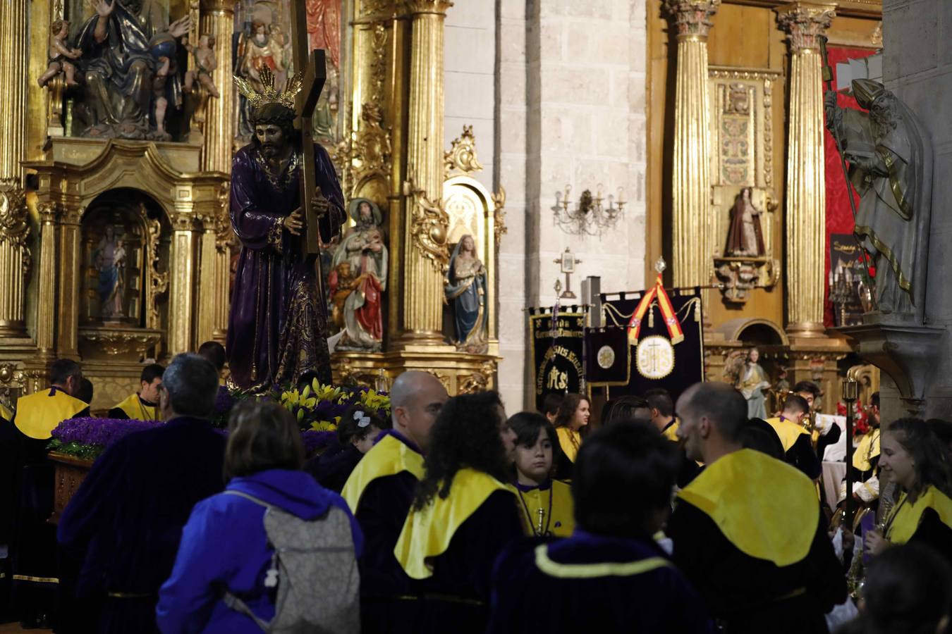 Las cofradías de La Pasión, con La Soledad, y la de Jesús Nazareno, realizaron un solemne desfile hasta la Plaza de España donde se vivió el cruce de miradas entre la Virgen y su hijo con la cruz a cuestas