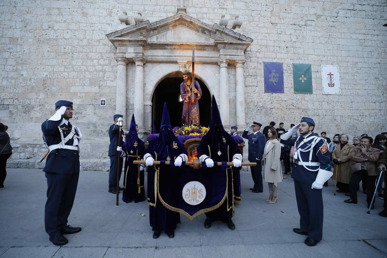 Las cofradías de La Pasión, con La Soledad, y la de Jesús Nazareno, realizaron un solemne desfile hasta la Plaza de España donde se vivió el cruce de miradas entre la Virgen y su hijo con la cruz a cuestas