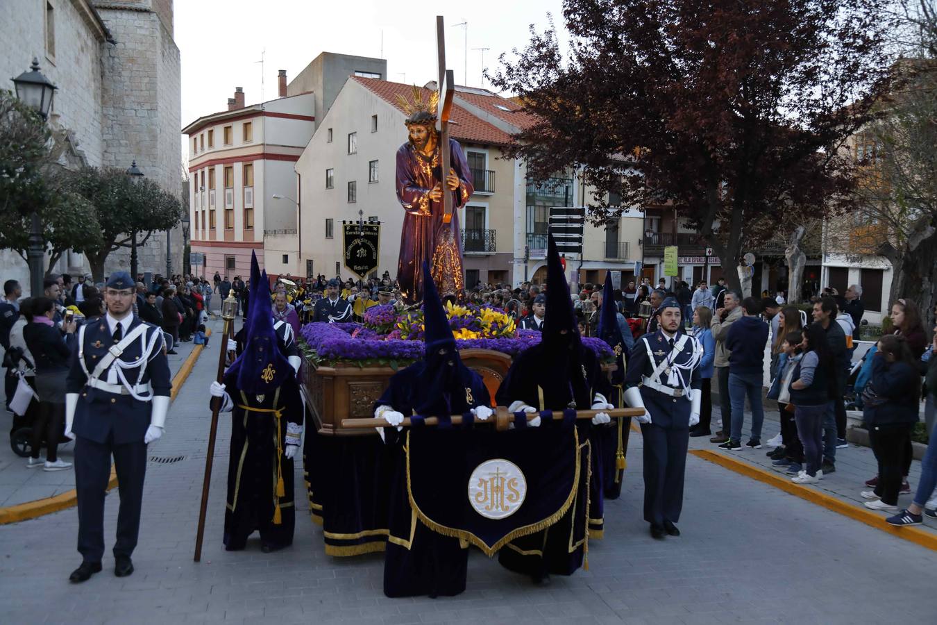 Las cofradías de La Pasión, con La Soledad, y la de Jesús Nazareno, realizaron un solemne desfile hasta la Plaza de España donde se vivió el cruce de miradas entre la Virgen y su hijo con la cruz a cuestas