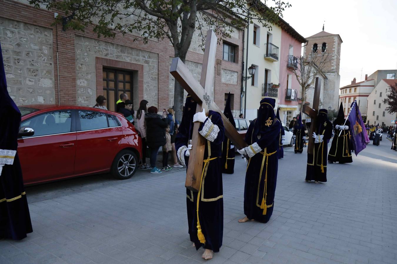 Las cofradías de La Pasión, con La Soledad, y la de Jesús Nazareno, realizaron un solemne desfile hasta la Plaza de España donde se vivió el cruce de miradas entre la Virgen y su hijo con la cruz a cuestas