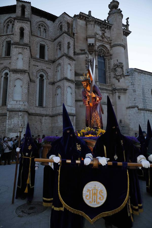 Las cofradías de La Pasión, con La Soledad, y la de Jesús Nazareno, realizaron un solemne desfile hasta la Plaza de España donde se vivió el cruce de miradas entre la Virgen y su hijo con la cruz a cuestas