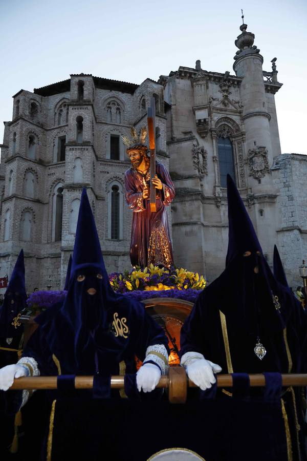 Las cofradías de La Pasión, con La Soledad, y la de Jesús Nazareno, realizaron un solemne desfile hasta la Plaza de España donde se vivió el cruce de miradas entre la Virgen y su hijo con la cruz a cuestas