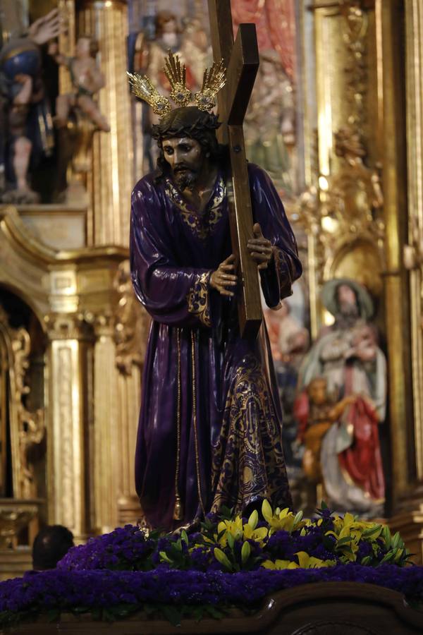 Las cofradías de La Pasión, con La Soledad, y la de Jesús Nazareno, realizaron un solemne desfile hasta la Plaza de España donde se vivió el cruce de miradas entre la Virgen y su hijo con la cruz a cuestas