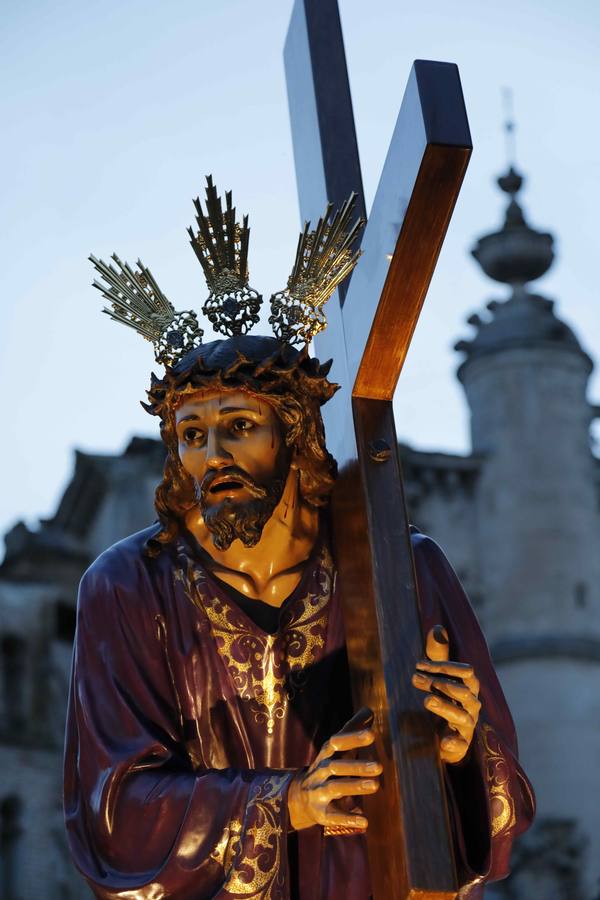 Las cofradías de La Pasión, con La Soledad, y la de Jesús Nazareno, realizaron un solemne desfile hasta la Plaza de España donde se vivió el cruce de miradas entre la Virgen y su hijo con la cruz a cuestas
