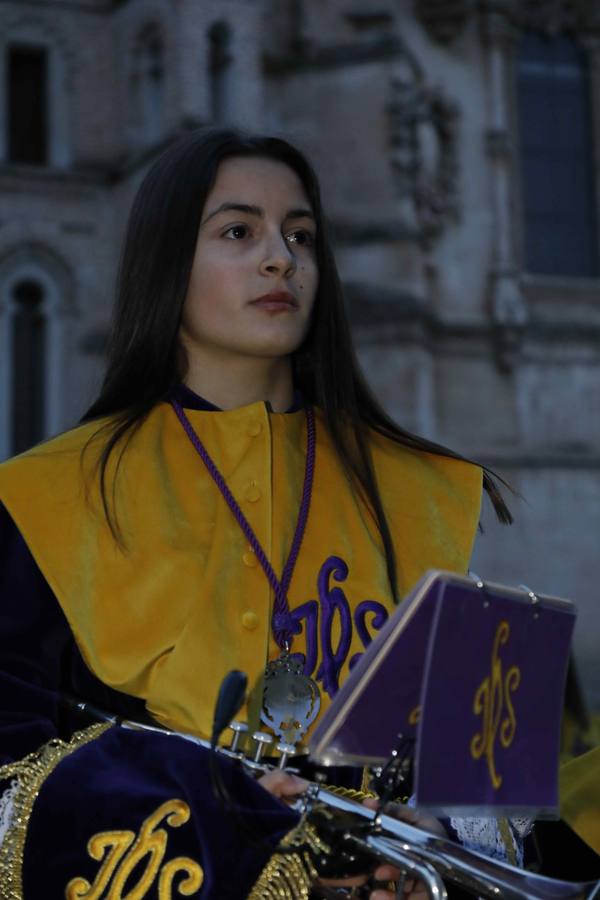 Las cofradías de La Pasión, con La Soledad, y la de Jesús Nazareno, realizaron un solemne desfile hasta la Plaza de España donde se vivió el cruce de miradas entre la Virgen y su hijo con la cruz a cuestas