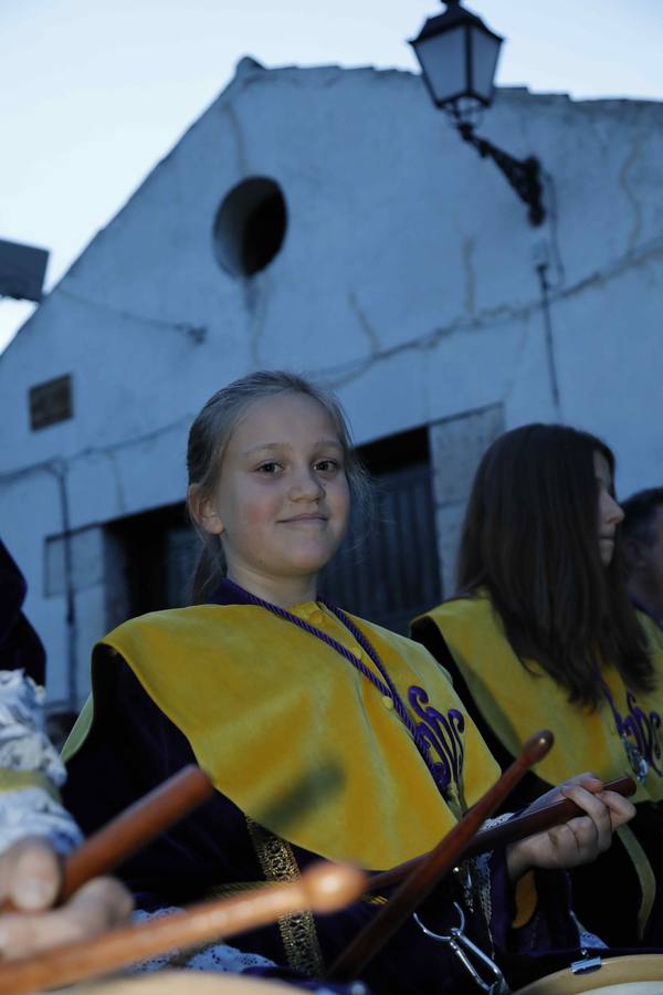 Las cofradías de La Pasión, con La Soledad, y la de Jesús Nazareno, realizaron un solemne desfile hasta la Plaza de España donde se vivió el cruce de miradas entre la Virgen y su hijo con la cruz a cuestas