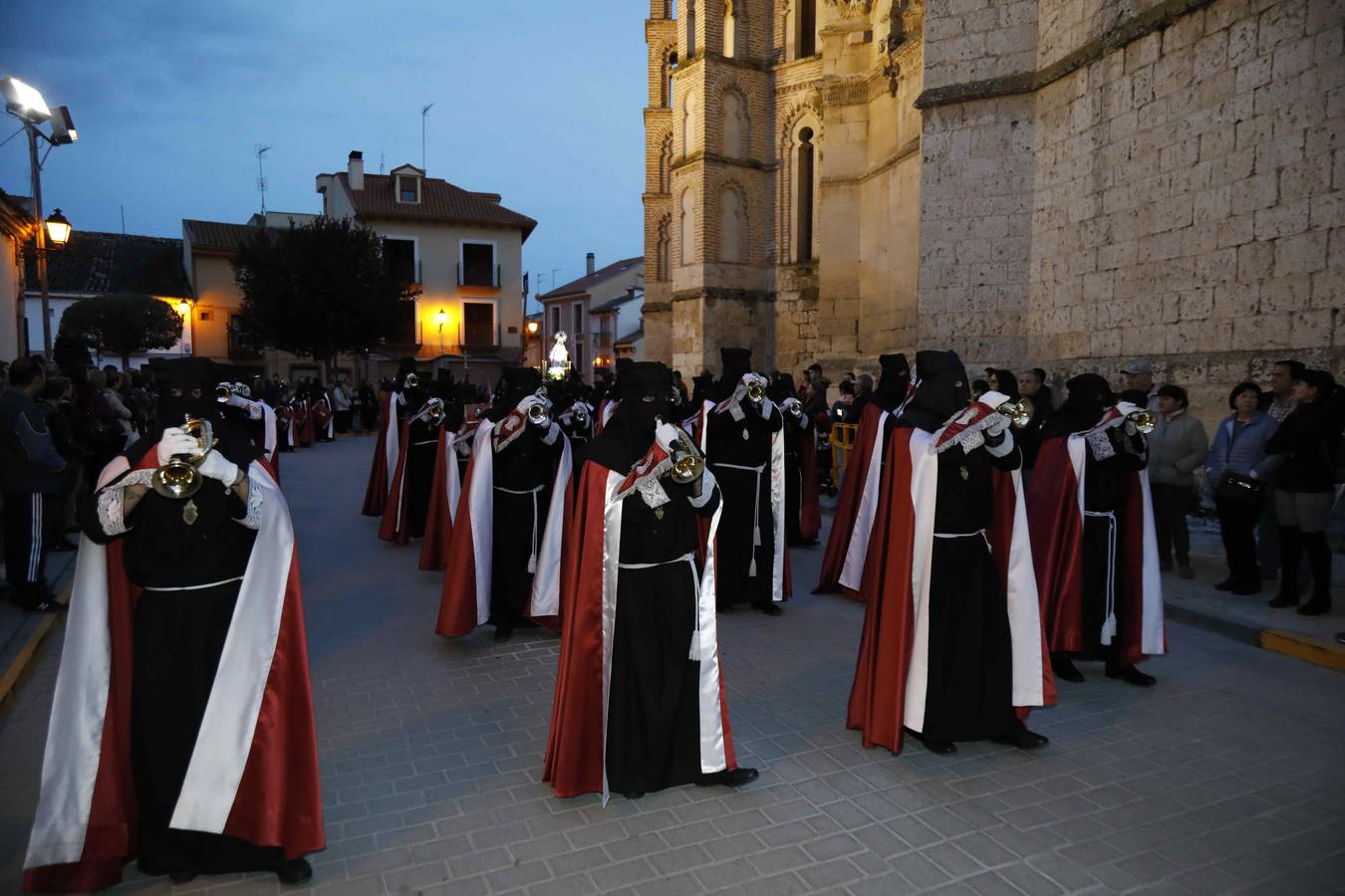 Las cofradías de La Pasión, con La Soledad, y la de Jesús Nazareno, realizaron un solemne desfile hasta la Plaza de España donde se vivió el cruce de miradas entre la Virgen y su hijo con la cruz a cuestas