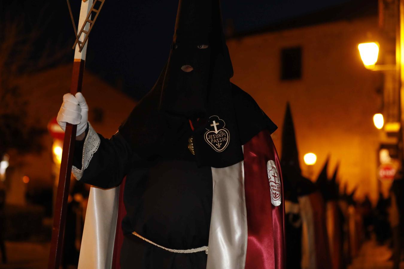 Las cofradías de La Pasión, con La Soledad, y la de Jesús Nazareno, realizaron un solemne desfile hasta la Plaza de España donde se vivió el cruce de miradas entre la Virgen y su hijo con la cruz a cuestas