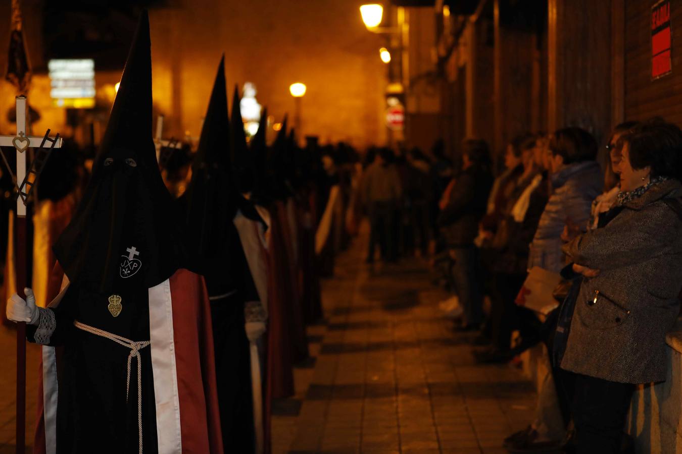 Las cofradías de La Pasión, con La Soledad, y la de Jesús Nazareno, realizaron un solemne desfile hasta la Plaza de España donde se vivió el cruce de miradas entre la Virgen y su hijo con la cruz a cuestas