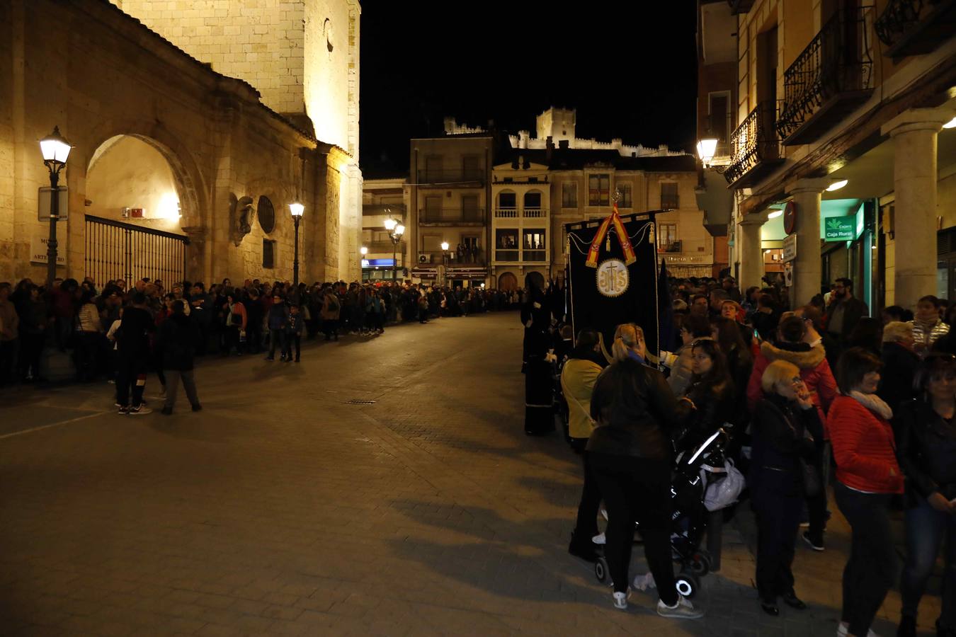 Las cofradías de La Pasión, con La Soledad, y la de Jesús Nazareno, realizaron un solemne desfile hasta la Plaza de España donde se vivió el cruce de miradas entre la Virgen y su hijo con la cruz a cuestas