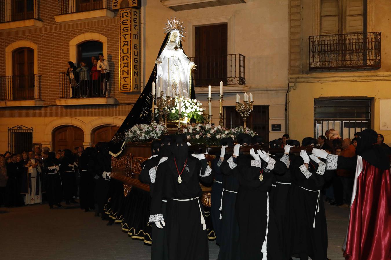 Las cofradías de La Pasión, con La Soledad, y la de Jesús Nazareno, realizaron un solemne desfile hasta la Plaza de España donde se vivió el cruce de miradas entre la Virgen y su hijo con la cruz a cuestas