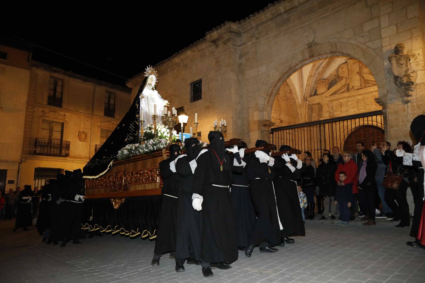 Las cofradías de La Pasión, con La Soledad, y la de Jesús Nazareno, realizaron un solemne desfile hasta la Plaza de España donde se vivió el cruce de miradas entre la Virgen y su hijo con la cruz a cuestas