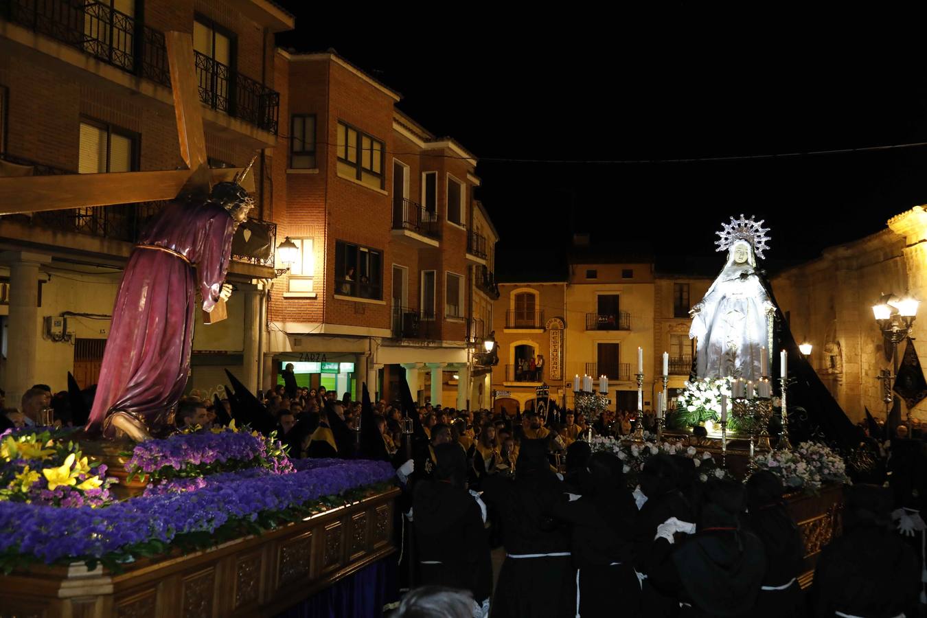 Las cofradías de La Pasión, con La Soledad, y la de Jesús Nazareno, realizaron un solemne desfile hasta la Plaza de España donde se vivió el cruce de miradas entre la Virgen y su hijo con la cruz a cuestas