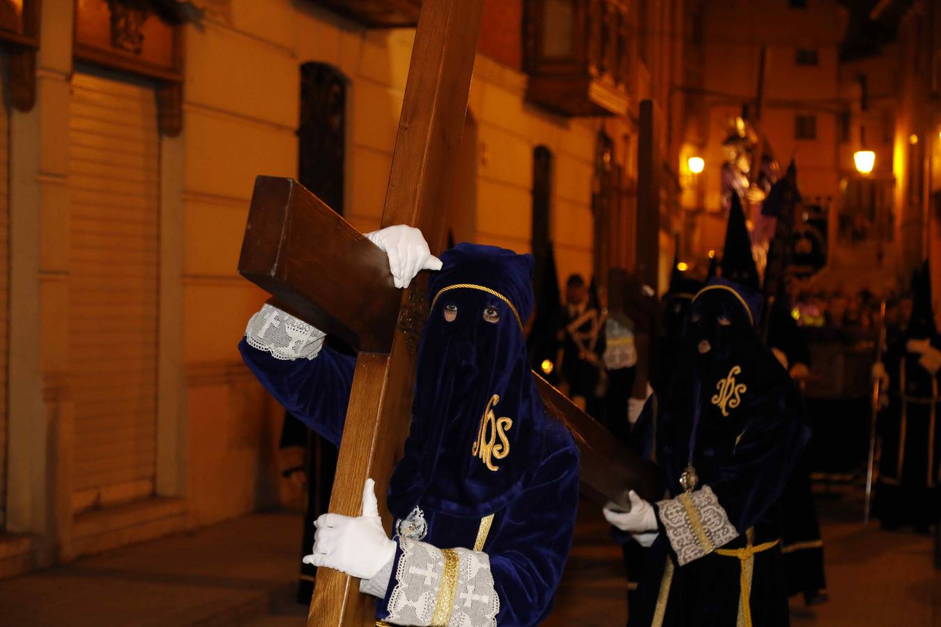 Las cofradías de La Pasión, con La Soledad, y la de Jesús Nazareno, realizaron un solemne desfile hasta la Plaza de España donde se vivió el cruce de miradas entre la Virgen y su hijo con la cruz a cuestas