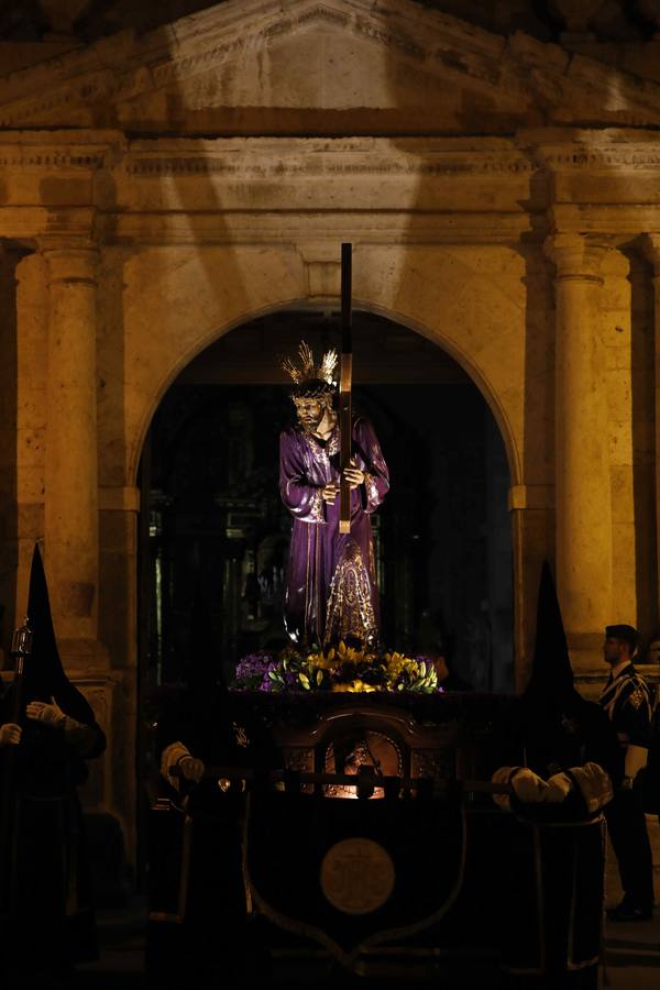 Las cofradías de La Pasión, con La Soledad, y la de Jesús Nazareno, realizaron un solemne desfile hasta la Plaza de España donde se vivió el cruce de miradas entre la Virgen y su hijo con la cruz a cuestas
