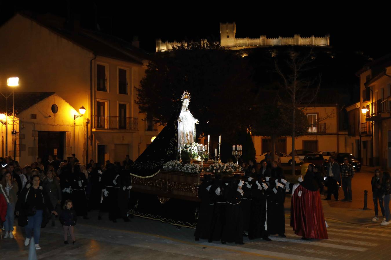 Las cofradías de La Pasión, con La Soledad, y la de Jesús Nazareno, realizaron un solemne desfile hasta la Plaza de España donde se vivió el cruce de miradas entre la Virgen y su hijo con la cruz a cuestas