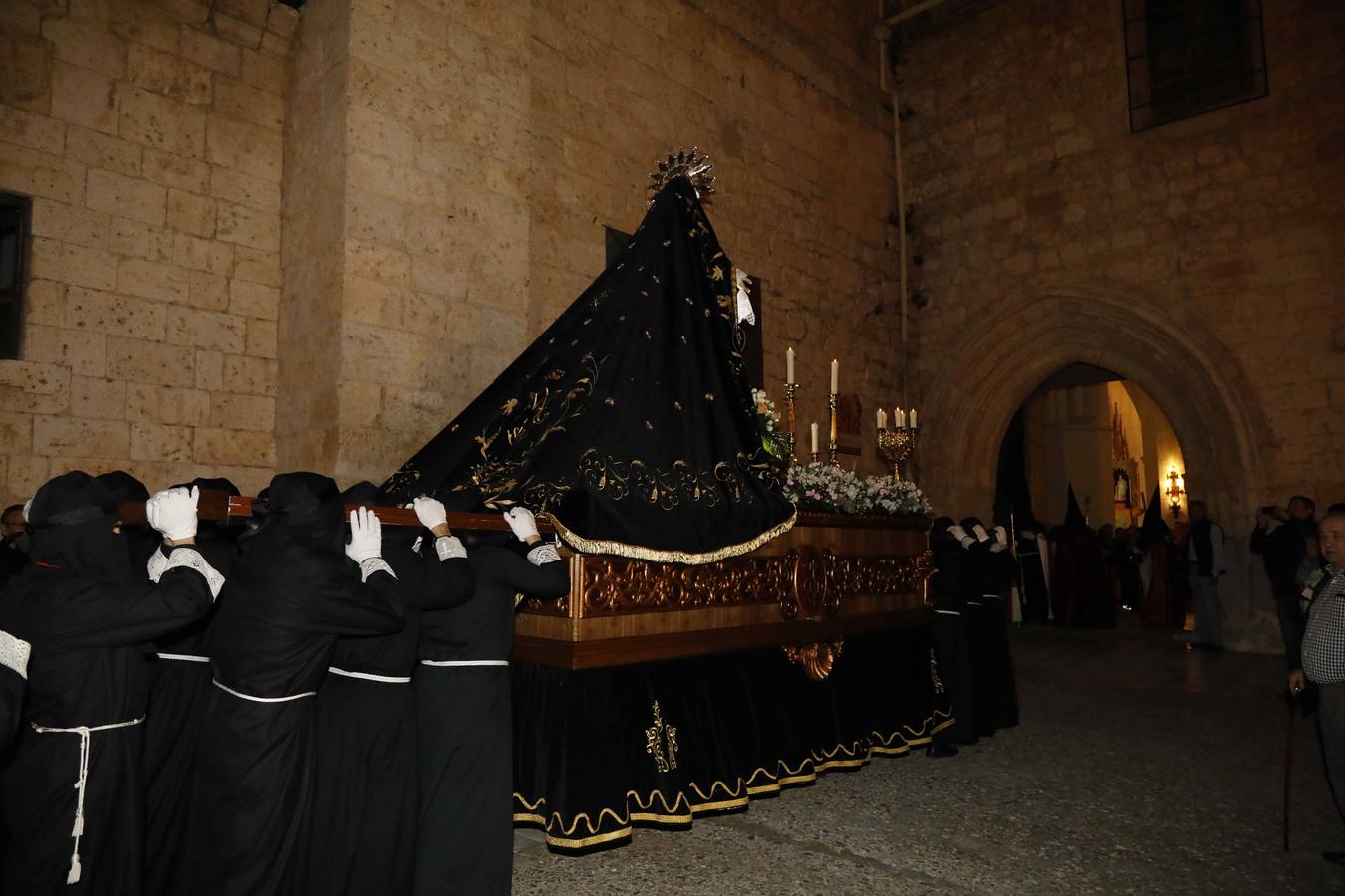 Las cofradías de La Pasión, con La Soledad, y la de Jesús Nazareno, realizaron un solemne desfile hasta la Plaza de España donde se vivió el cruce de miradas entre la Virgen y su hijo con la cruz a cuestas