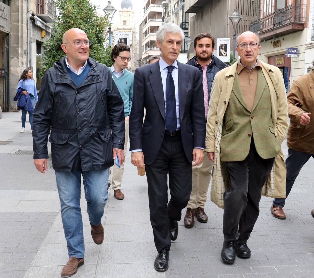 El 'número dos' del PP al Congreso por Madrid visitó hoy la caseta del Partido Popular de Valladolid en la céntrica calle Santiago