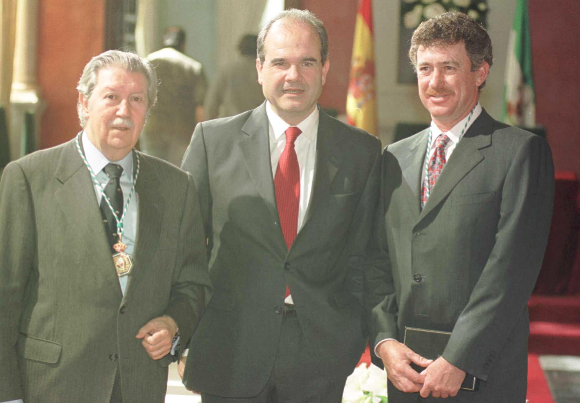 2001. Manuel Alcántara con Manuel Chaves, presidente de la Junta entonces y Miguel Angel Jiménez, también galardonado con la Medalla de Andalucía de aquel año.