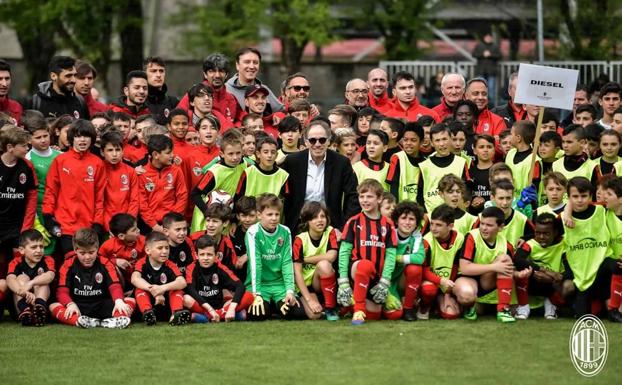 Hugo a la derecha de Franco Baresi, mítico exjugador del Milan.