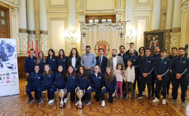 Los equipos masculino y femenino del CPLV, en la presentación en el Ayuntamiento. 