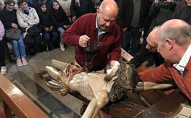 El caldo rancio se derrama sobre la imagen del Cristo. 