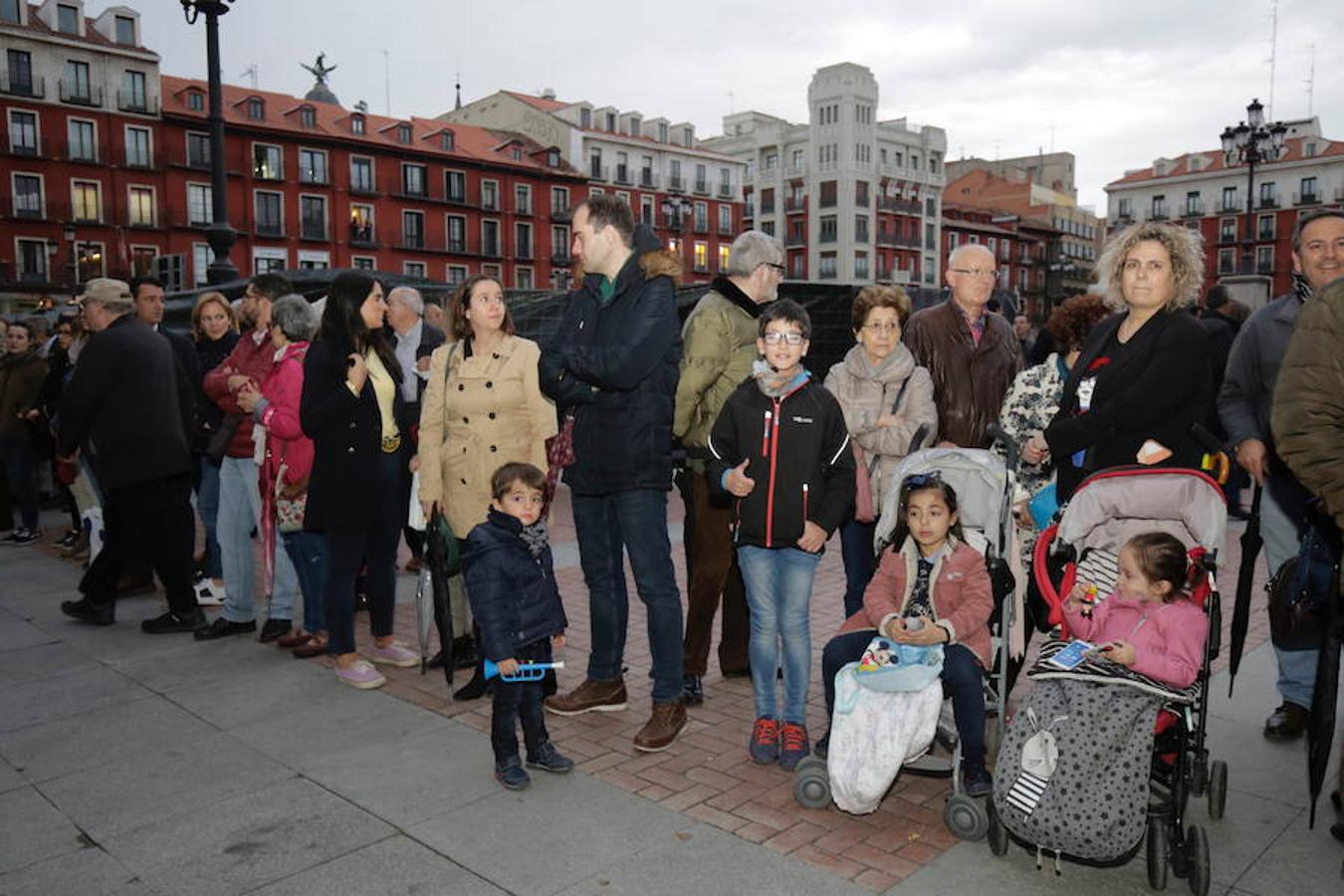 Público en el Vía Crucis procesional de Valladolid