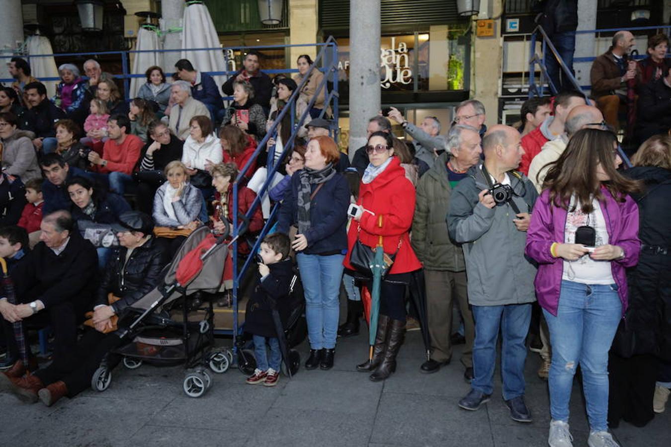 Público en el Vía Crucis procesional de Valladolid