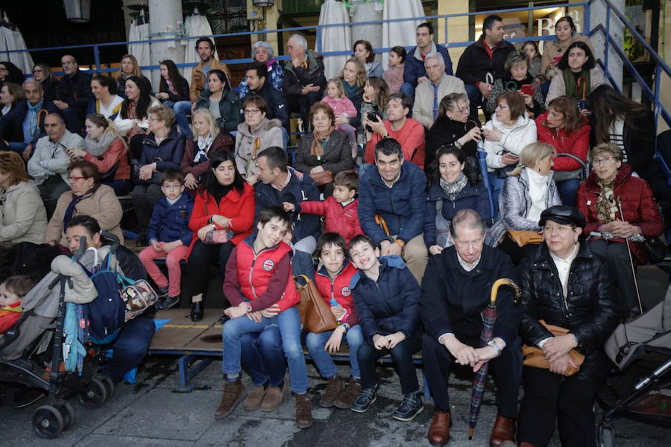 Público en el Vía Crucis procesional de Valladolid