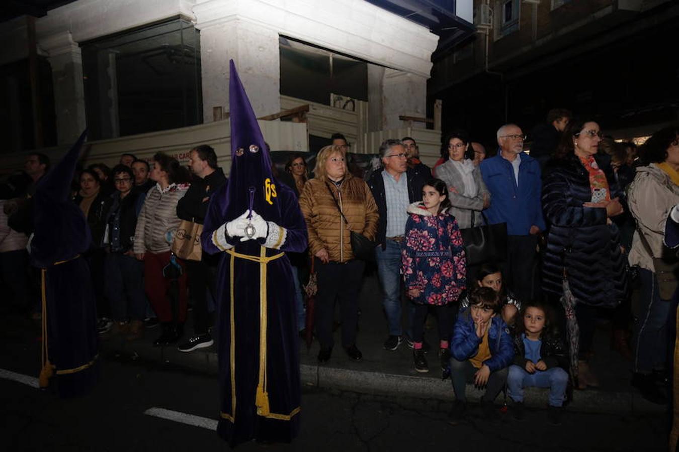 Público en el Vía Crucis procesional de Valladolid