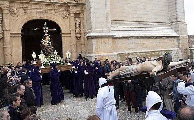 La Dolorosa y el Cristo del Amparo se encuentran en el atrio de Santiago. 