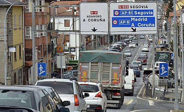 Retenciones de vehículos en N-VI, a su paso por la travesía de San Rafael. 