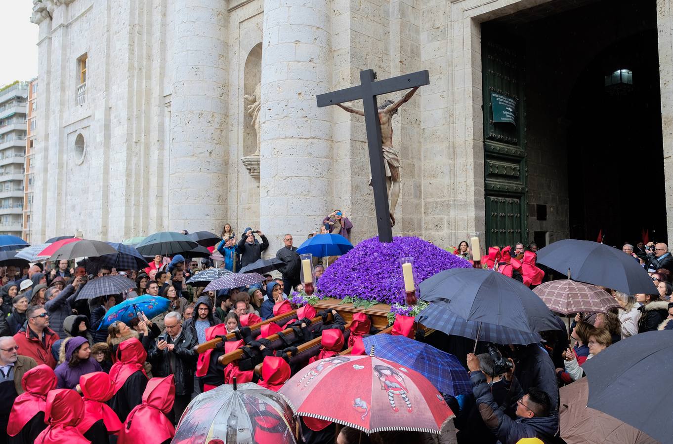 Los cofrades de la Hermandad Universitaria han acortado el recorrido, tratando de buscar la Catedral lo antes posible ante el riesgo de precipitaciones