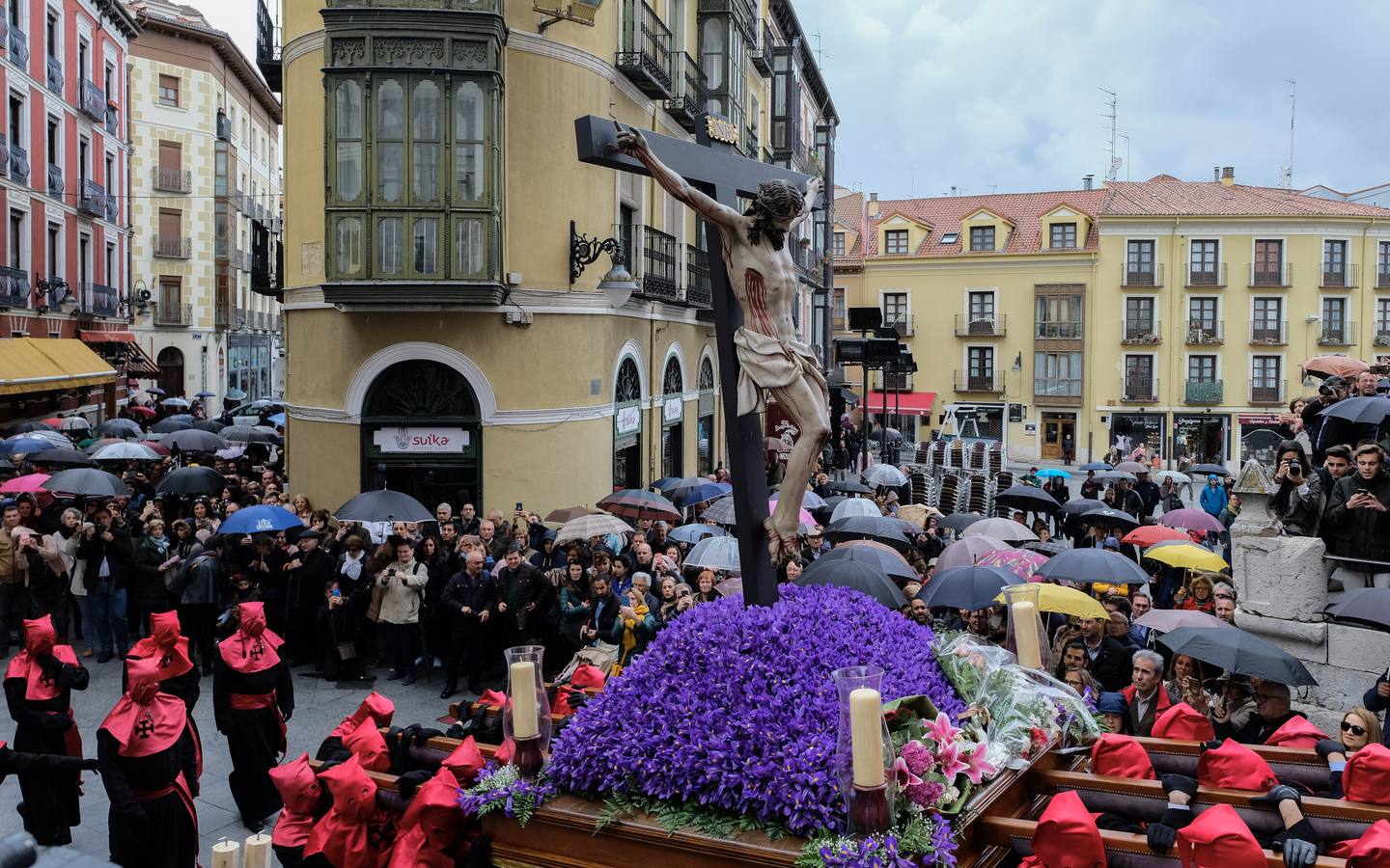 Los cofrades de la Hermandad Universitaria han acortado el recorrido, tratando de buscar la Catedral lo antes posible ante el riesgo de precipitaciones