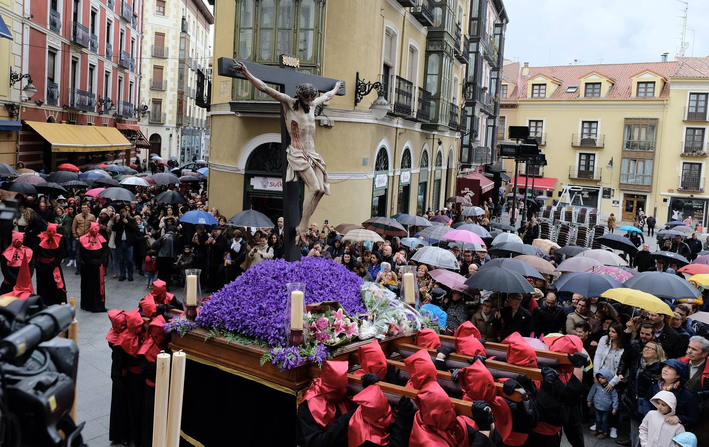 Los cofrades de la Hermandad Universitaria han acortado el recorrido, tratando de buscar la Catedral lo antes posible ante el riesgo de precipitaciones