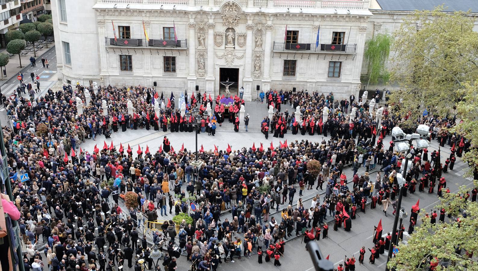 Los cofrades de la Hermandad Universitaria han acortado el recorrido, tratando de buscar la Catedral lo antes posible ante el riesgo de precipitaciones