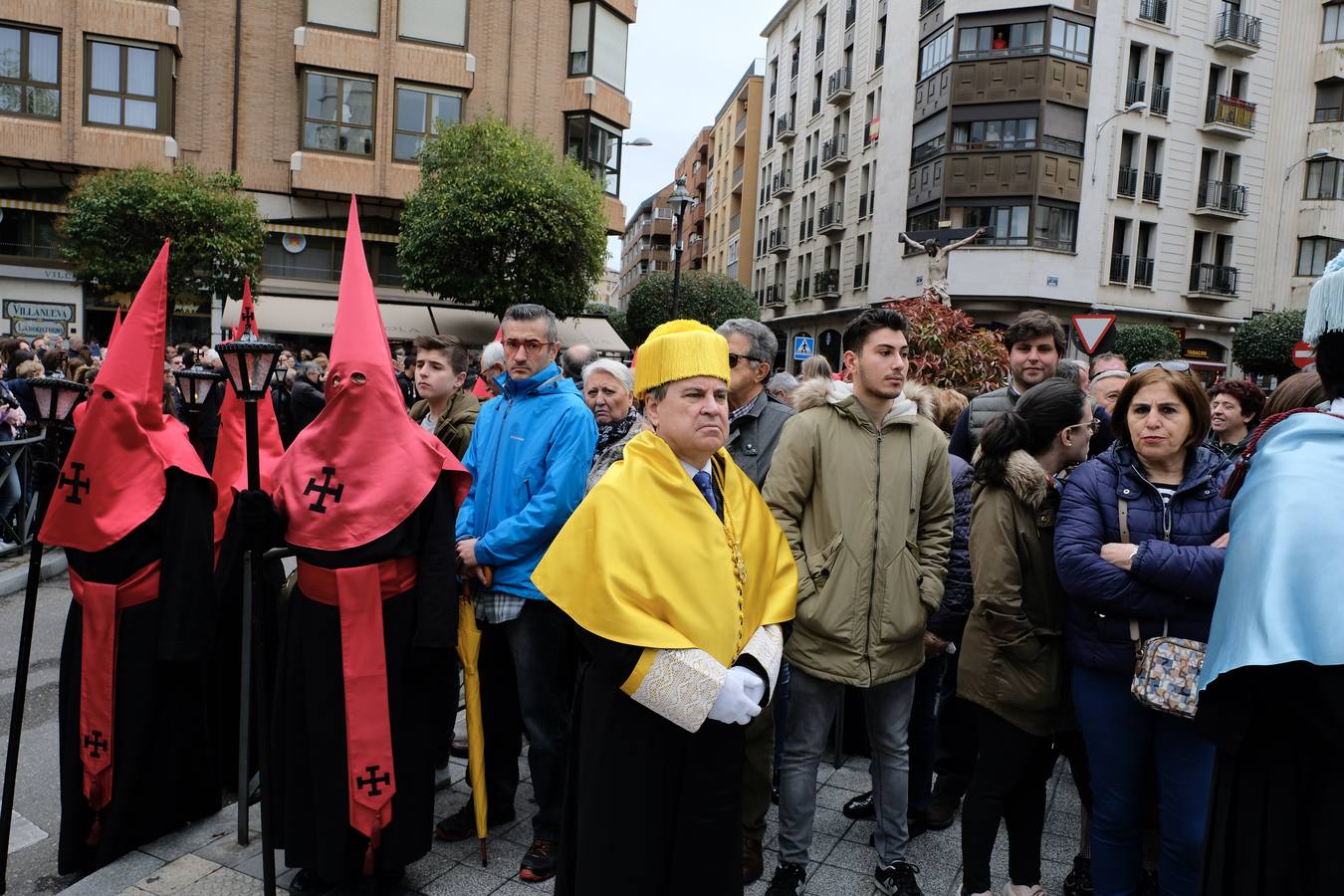 Los cofrades de la Hermandad Universitaria han acortado el recorrido, tratando de buscar la Catedral lo antes posible ante el riesgo de precipitaciones