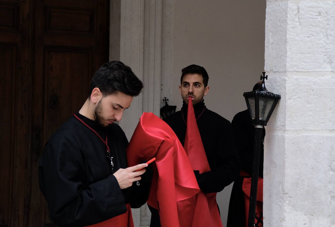 Los cofrades de la Hermandad Universitaria han acortado el recorrido, tratando de buscar la Catedral lo antes posible ante el riesgo de precipitaciones